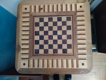 tavolino con scacchiera 