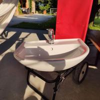 Lavabo con rubinetto e relativo scarico tubi