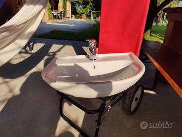 Lavabo con rubinetto e relativo scarico tubi