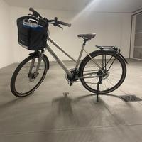 Bici trekking/urban Cube modello Touring Pro