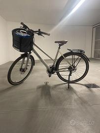 Bici trekking/urban Cube modello Touring Pro