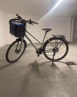 Bici trekking/urban Cube modello Touring Pro