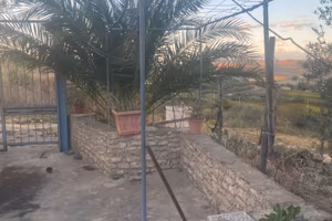 Immobile circa 130 mq e 4 tumoli di terreno