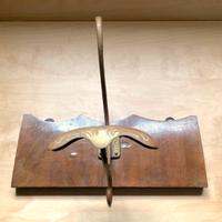 Vecchio attaccapanni in legno con spallina liberty