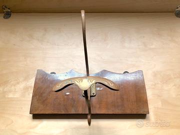 Vecchio attaccapanni in legno con spallina liberty