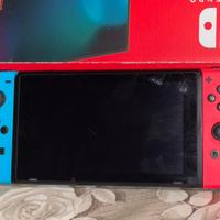 Console Nintendo Switch con Joy-Con blu e rosso.