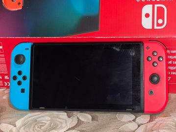Console Nintendo Switch con Joy-Con blu e rosso.