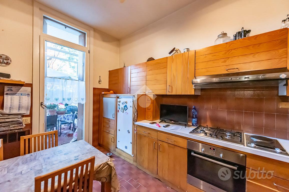 VILLA A SCHIERA CENTRALE A ARESE - More