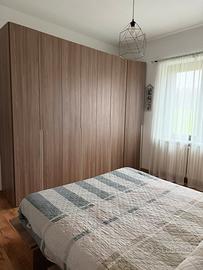 Camera da letto con letto salvaspazio