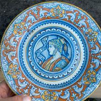 Piatto in ceramica firmato Grazia Deruta