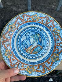 Piatto in ceramica firmato Grazia Deruta