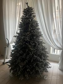 Albero di natale innevato