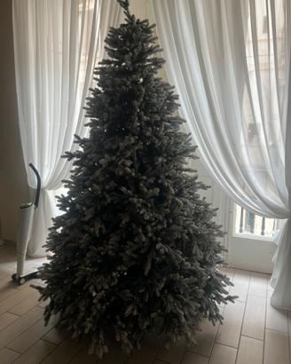 Albero di natale innevato