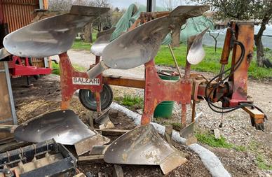 Aratro bivomere reversibile