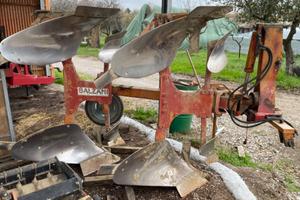 Aratro bivomere reversibile