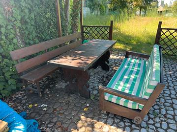 Tavolo con panca e divano