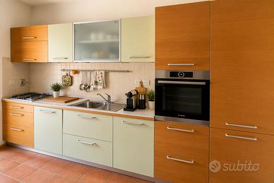 Cucina moderna completa di elettrodomestici -