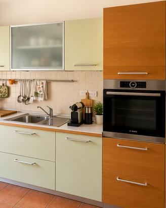 Cucina moderna completa di elettrodomestici -