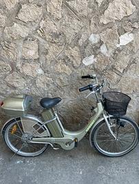 Bici Elettrica Armony con cestino e Bauletto