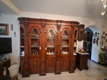 Credenza-vetrina in noce e radica 