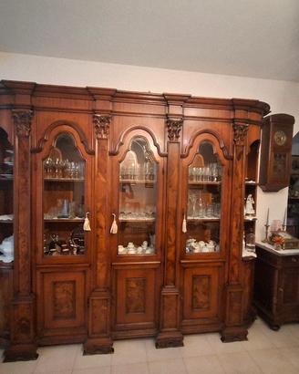 Credenza-vetrina in noce e radica 
