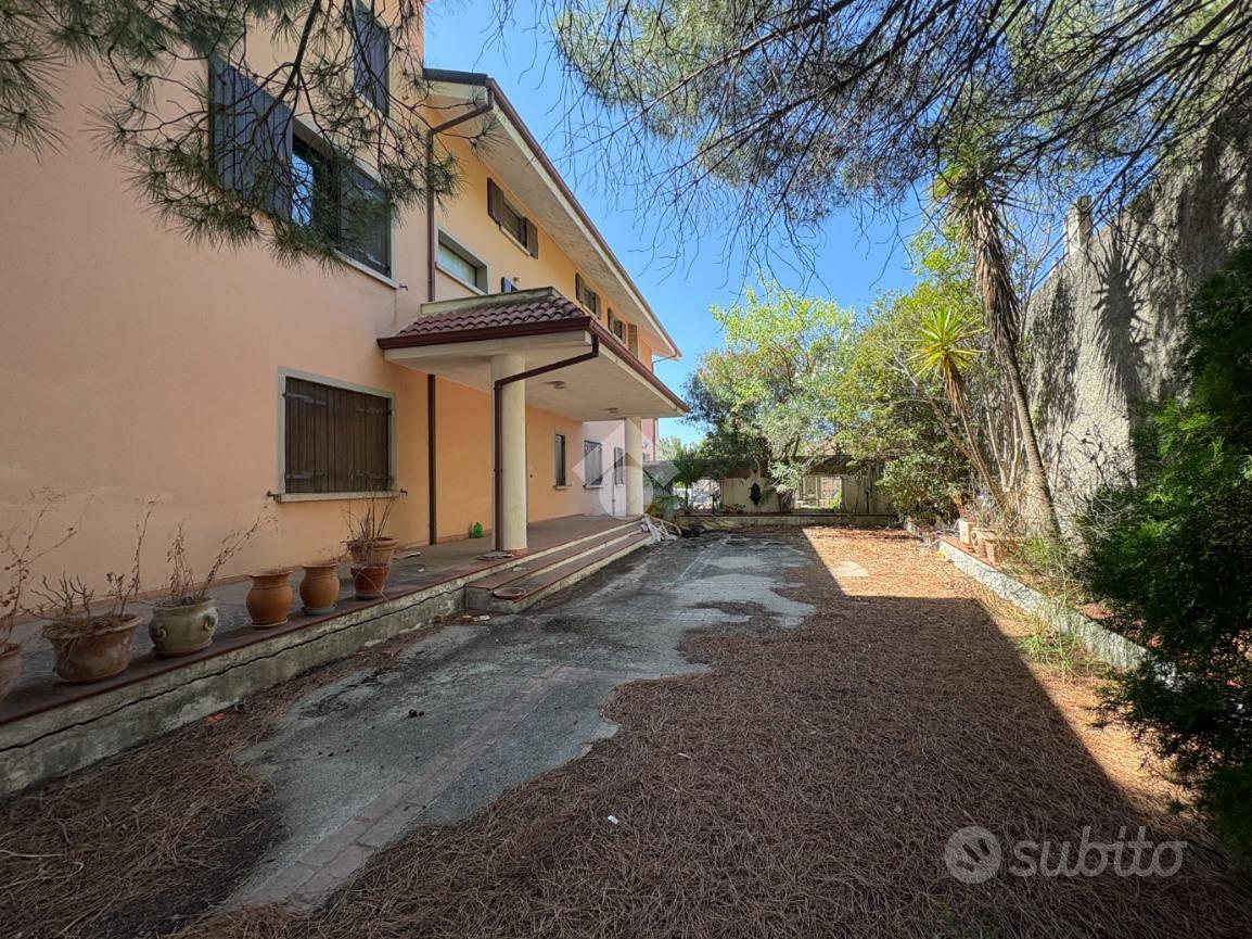 VILLA A SCHIERA D'ANGOLO A CATANZARO