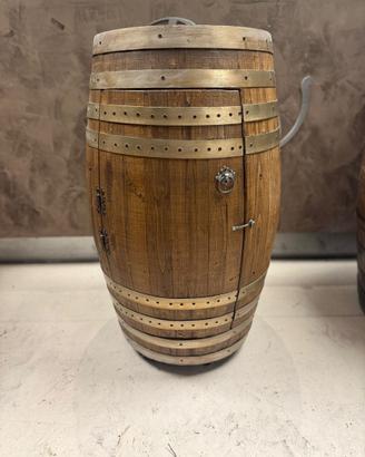 Botte in legno con ripiani