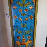 Porta in legno decorata a mano con motivi floreali