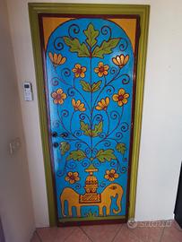 Porta in legno decorata a mano con motivi floreali