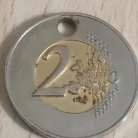 moneta Due euro bimetallica con buco 