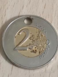 moneta Due euro bimetallica con buco 