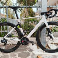 Bicicletta in carbonio con ruote in carbonio 