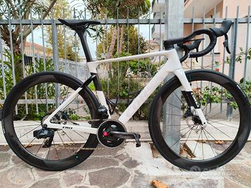 Bicicletta in carbonio con ruote in carbonio 