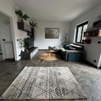 Tappeto pelo corto in stile etnico