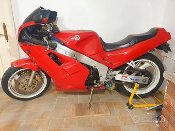 Moto Yamaha FZR 1000 Genesis