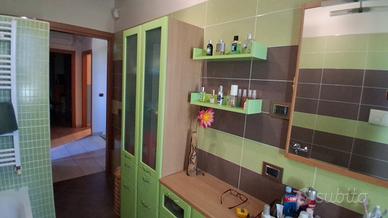 Mobile per bagno completo di specchio e mensole