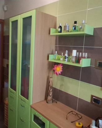 Mobile per bagno completo di specchio e mensole