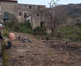 Rudere sotto il Vesuvio