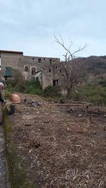 Rudere sotto il Vesuvio