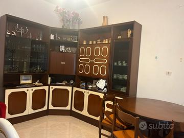 Mobile sala con tavolo rotondo allungabile e sedie