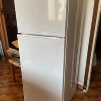 Frigorifero con congelatore Indesit