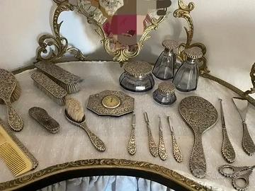 Set da toeletta antico inciso in argento 800