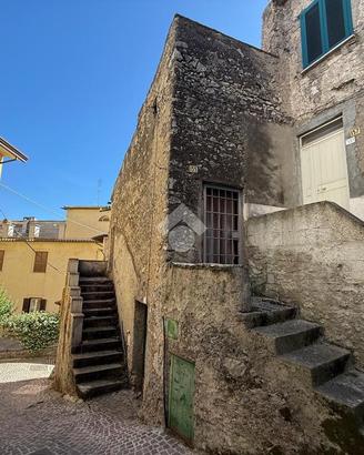 2 LOCALI A SGURGOLA