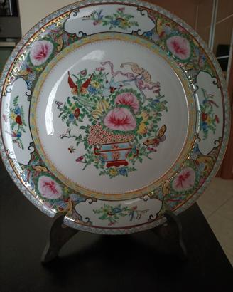 Piatto in porcellana cinese stile famille rose 