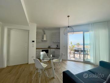 Terrazzo vista mare - accesso diretto spiaggia