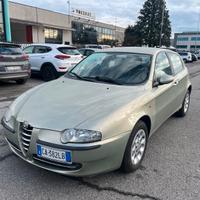 Alfa Romeo 147 1.6i 16V Twin Spark cat 5p. Distinc