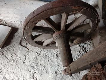 Ruota in legno da collezione.