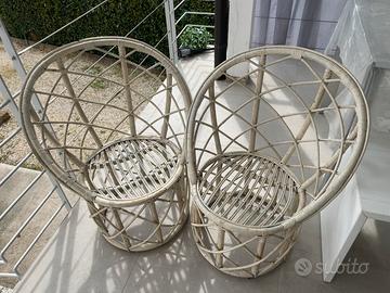 Due sedie di rattan bianche