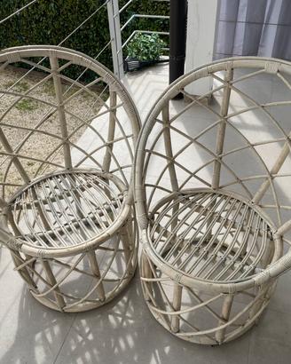Due sedie di rattan bianche