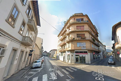 Pentalocale a Prato libero subito con cantina